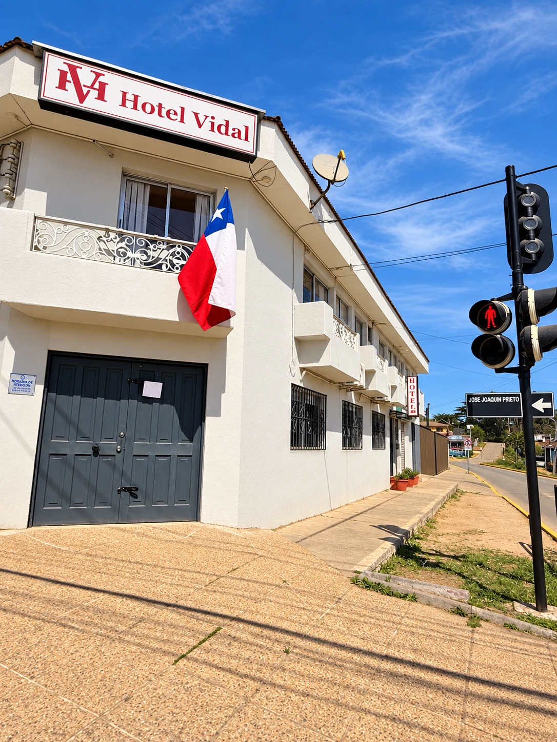 Fachada de Hotel Vidal en el centro de Pichilemu, fotografía retocada
